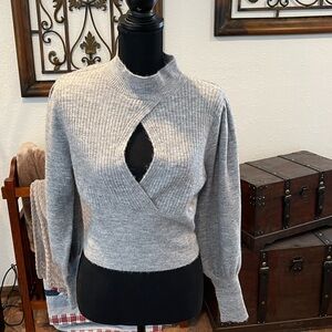 Key hole front sweater